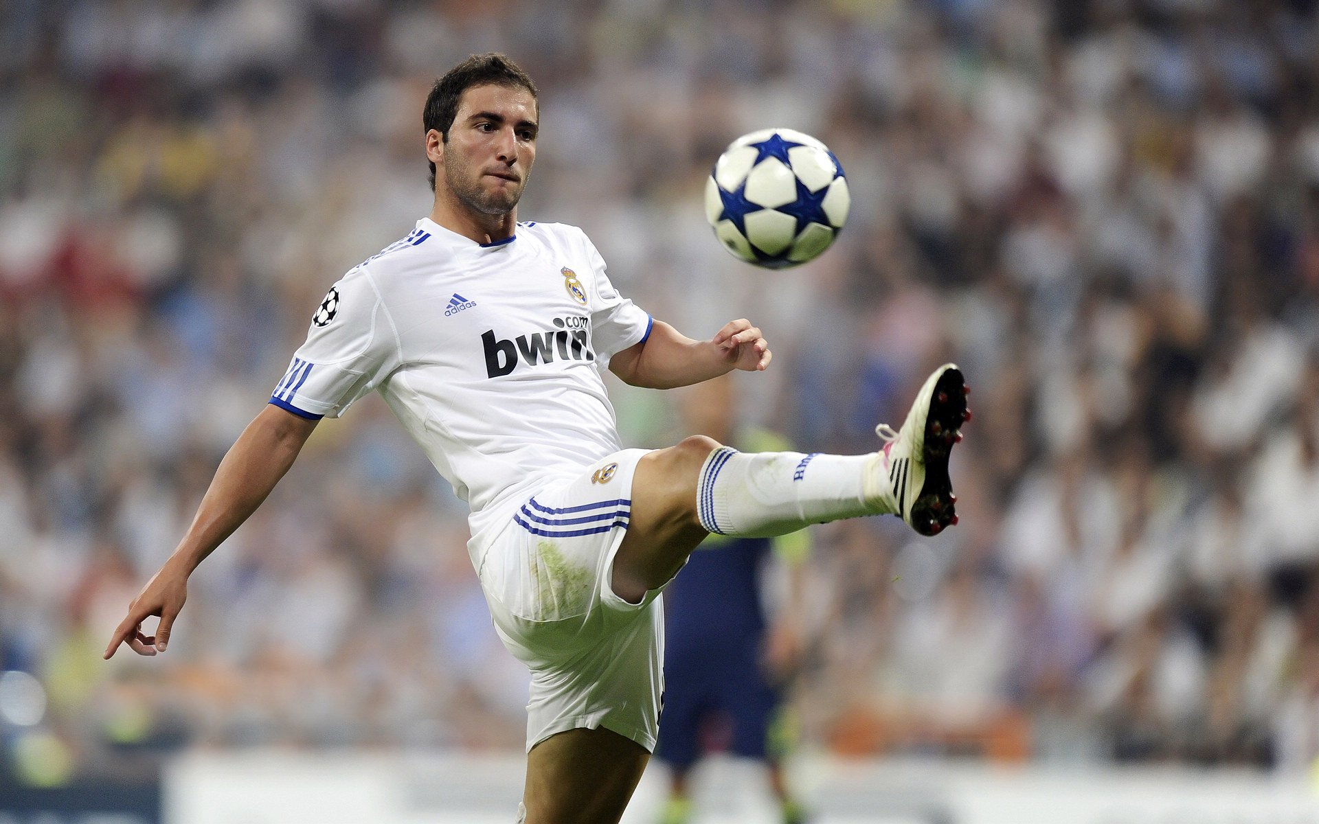 紫百合之夜，蒂亚戈一剑封喉，皇马对阵佛罗伦萨的关键回合艺术