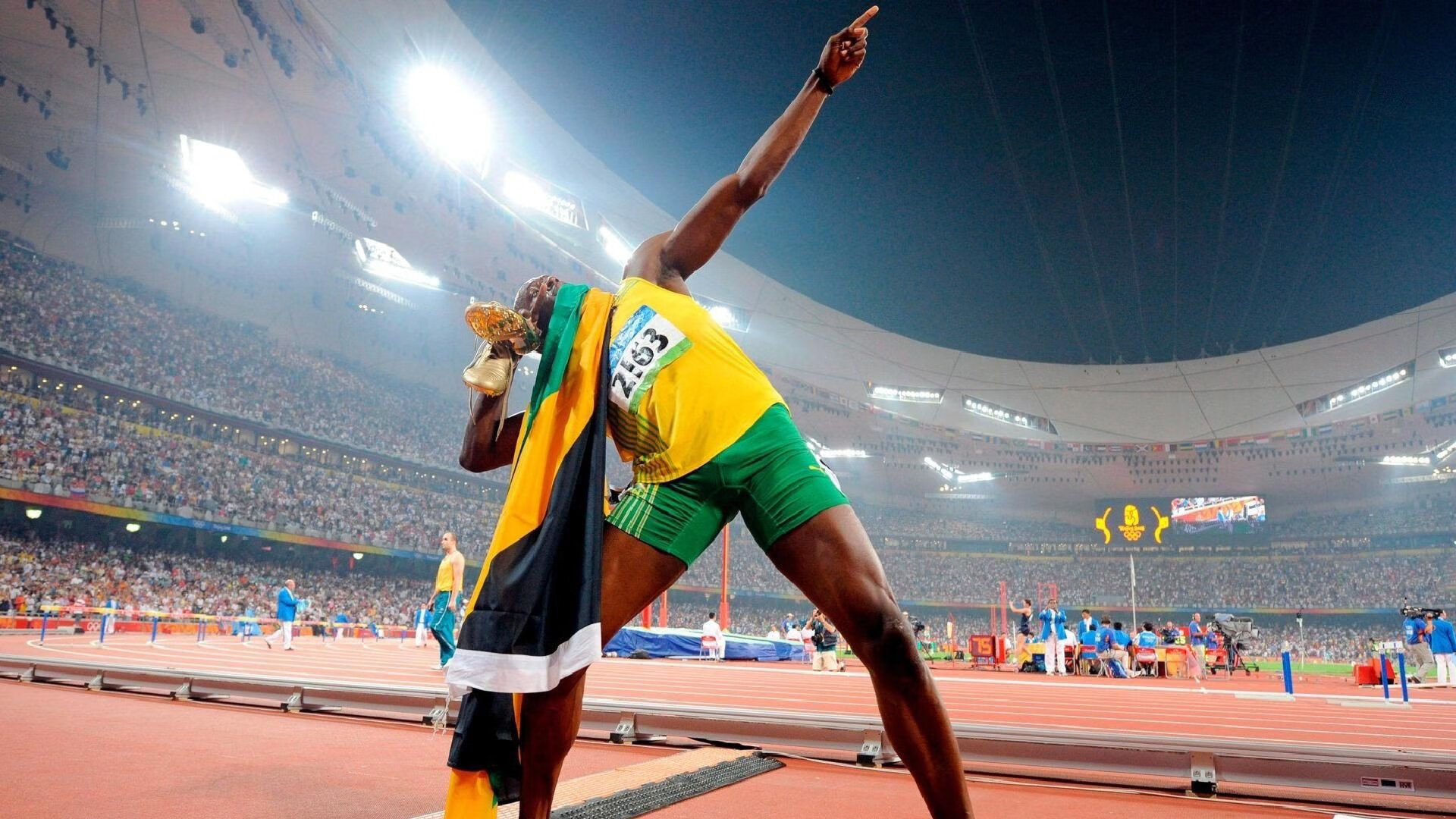 赛道与球场，双星闪耀的争冠之夜